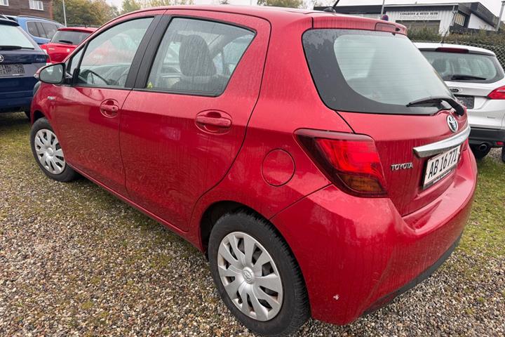 Rød Toyota Yaris fra 2015