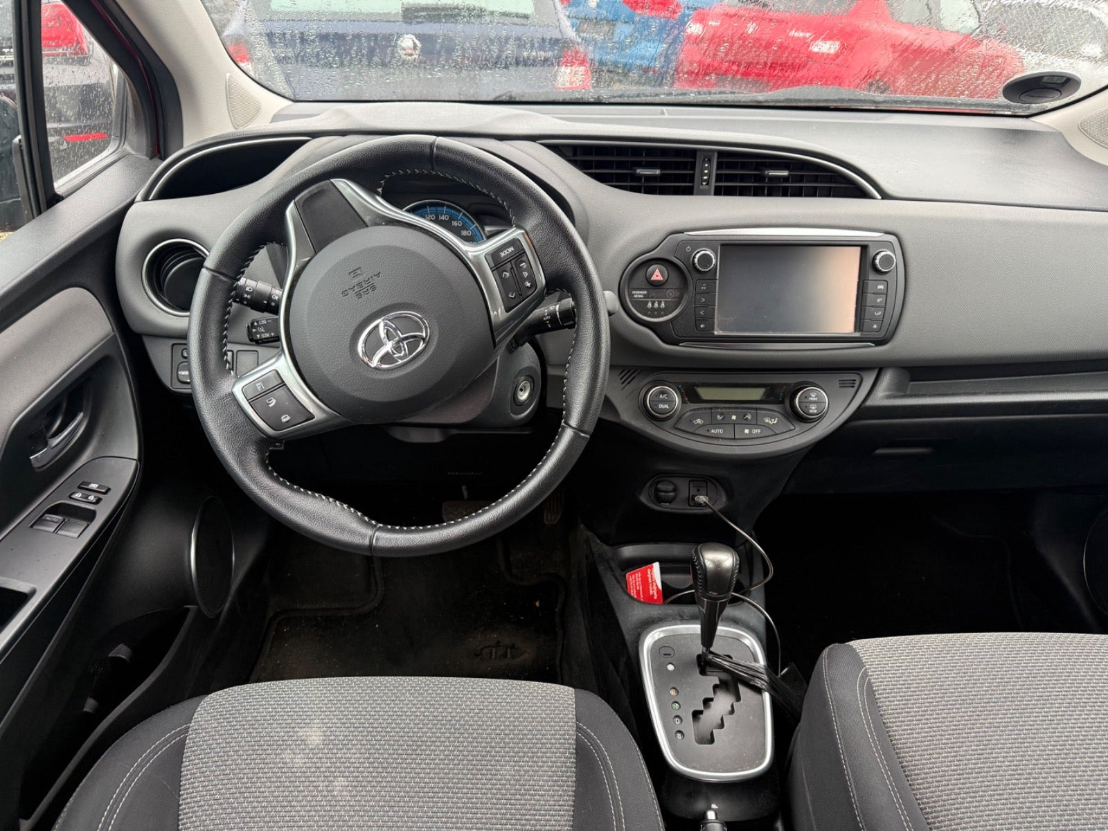 Rød Toyota Yaris fra 2015