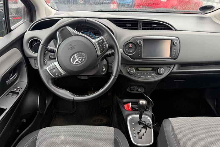Rød Toyota Yaris fra 2015