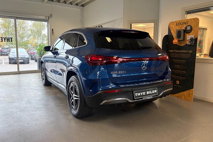 Blå Mercedes EQA250+ fra 2025