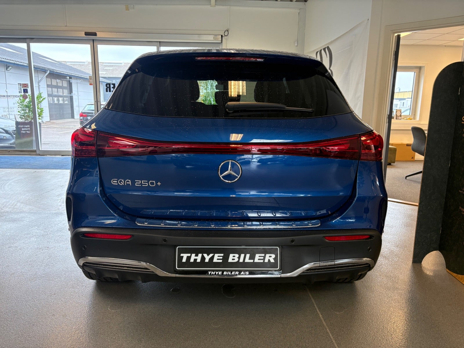 Blå Mercedes EQA250+ fra 2025