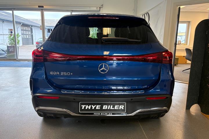 Blå Mercedes EQA250+ fra 2025