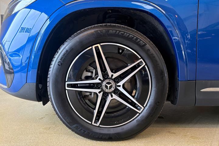 Blå Mercedes EQA250+ fra 2025