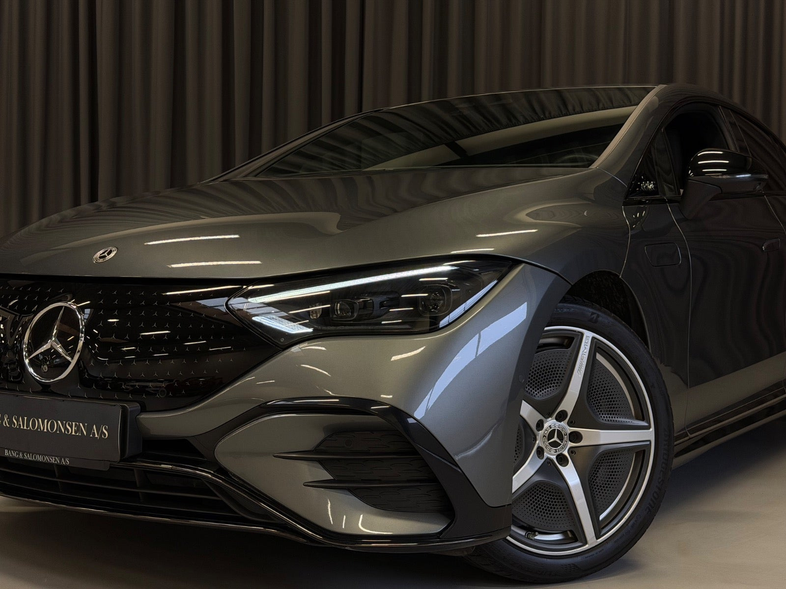 Grå Mercedes EQE350 fra 2023