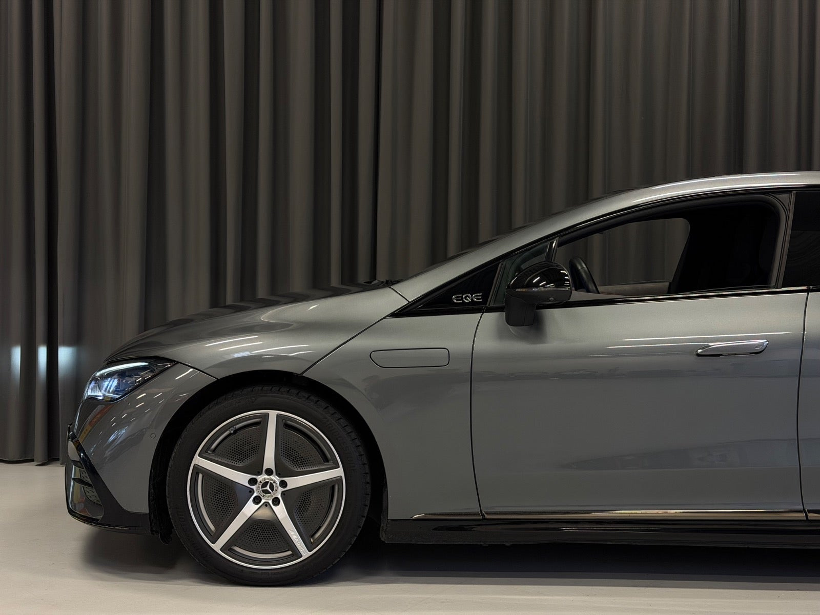 Grå Mercedes EQE350 fra 2023