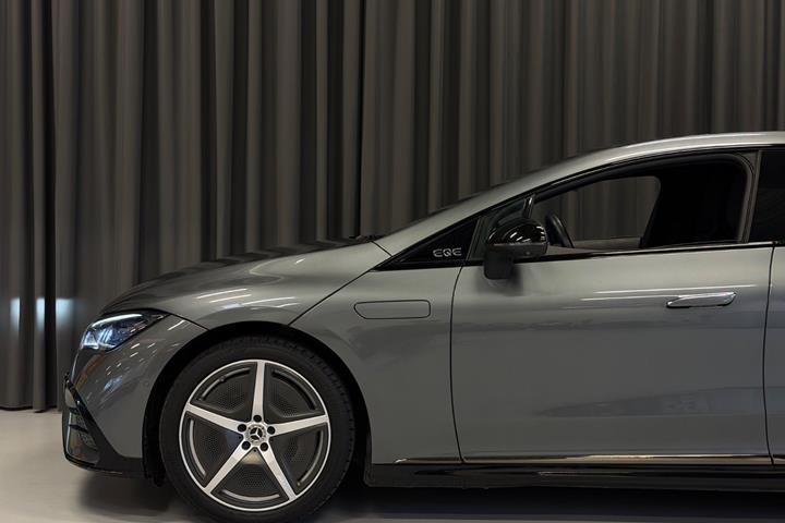 Grå Mercedes EQE350 fra 2023