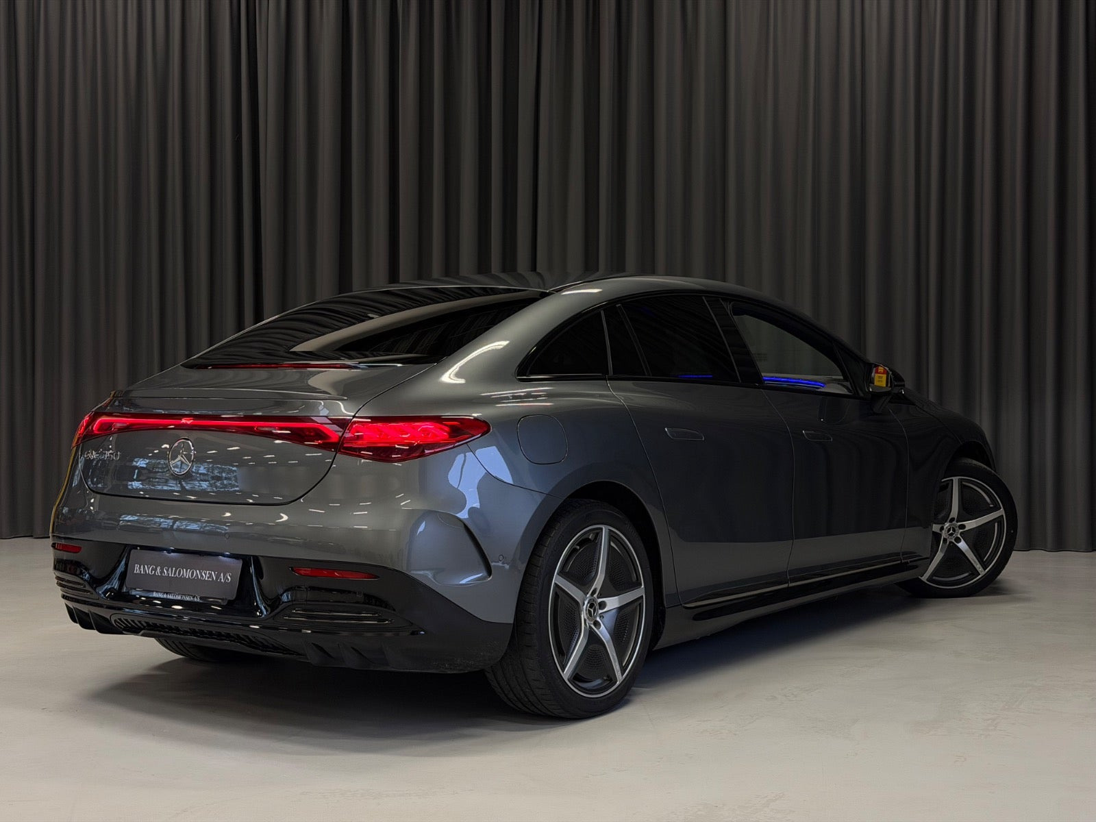 Grå Mercedes EQE350 fra 2023