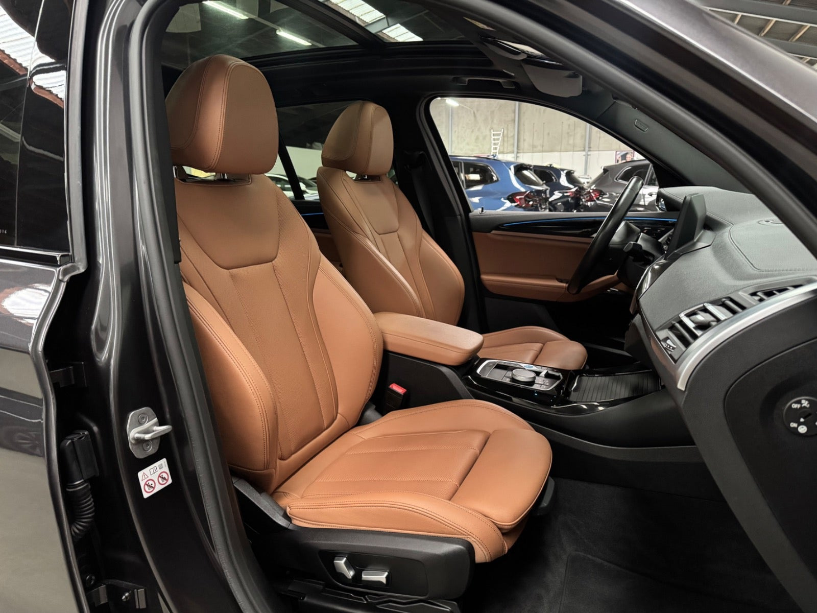 Grå BMW iX3 fra 2023