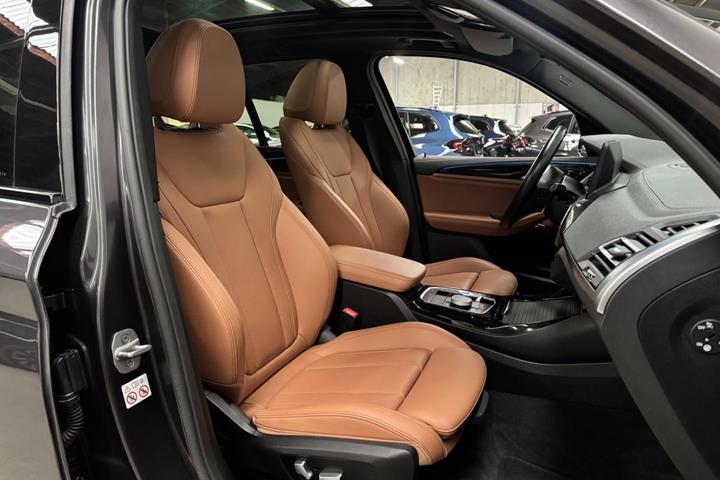 Grå BMW iX3 fra 2023