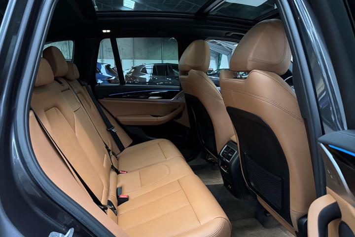 Grå BMW iX3 fra 2023