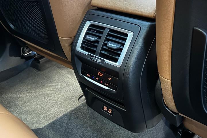 Grå BMW iX3 fra 2023