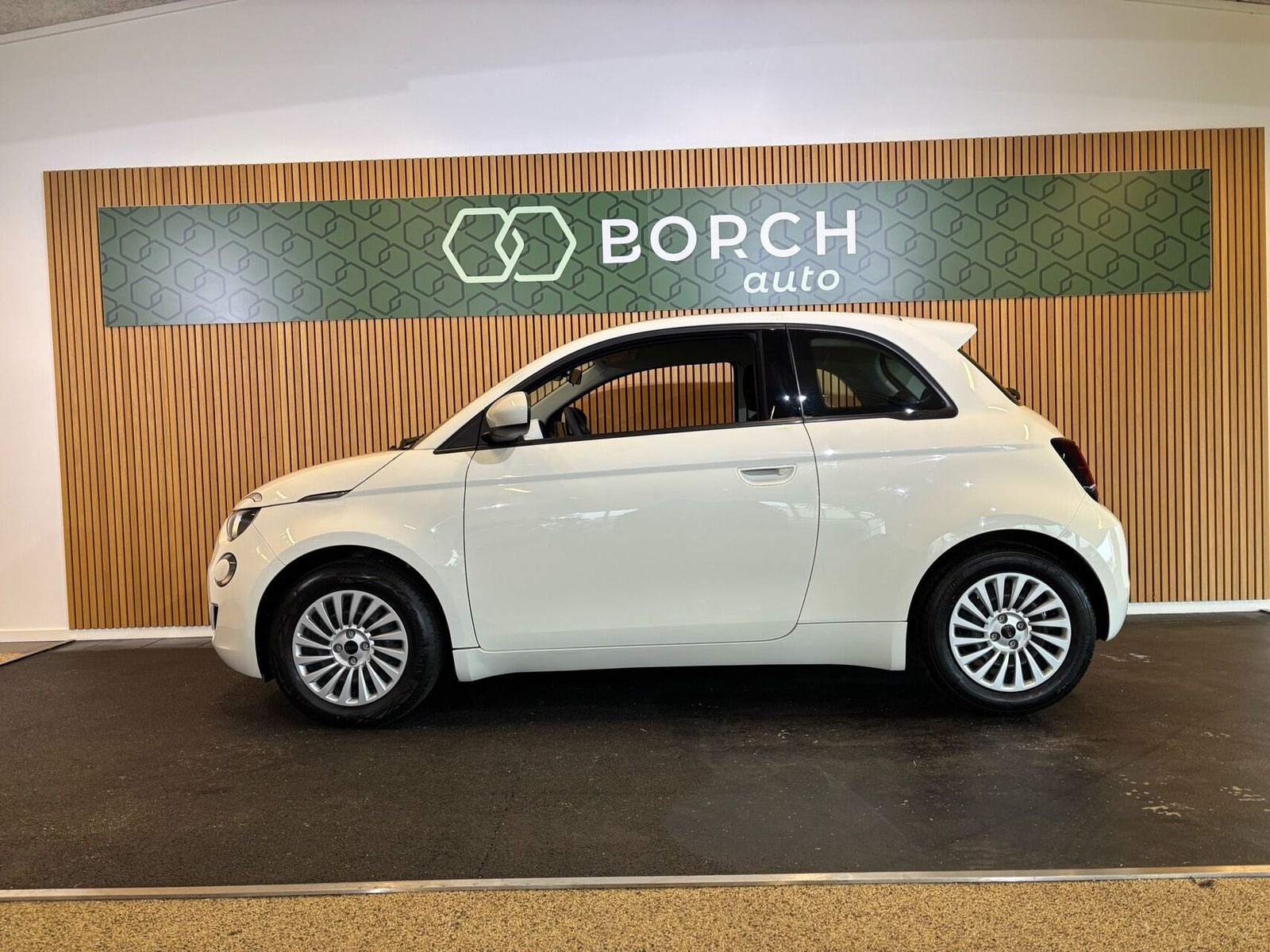 Hvid Fiat 500e fra 2023