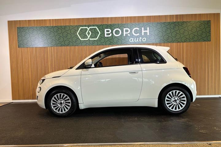 Hvid Fiat 500e fra 2023