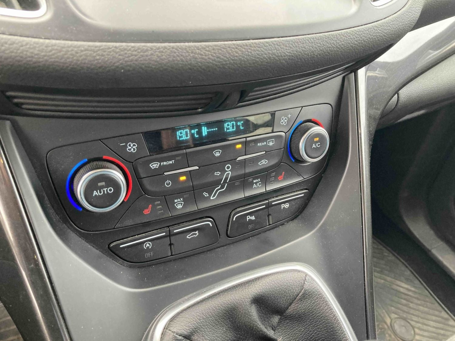 Grå Ford C-MAX fra 2015