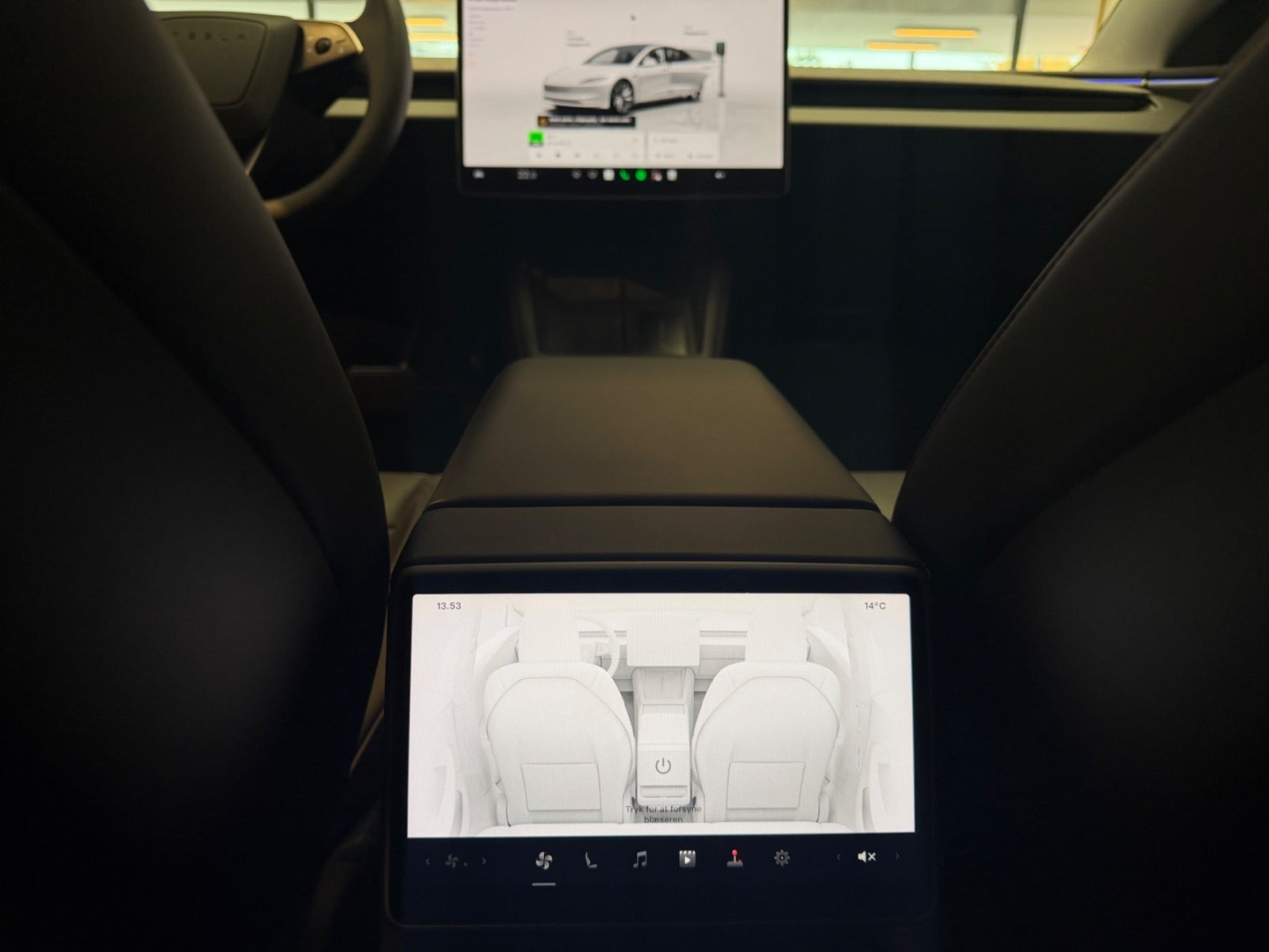Hvid Tesla Model 3 fra 2024