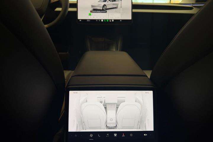 Hvid Tesla Model 3 fra 2024