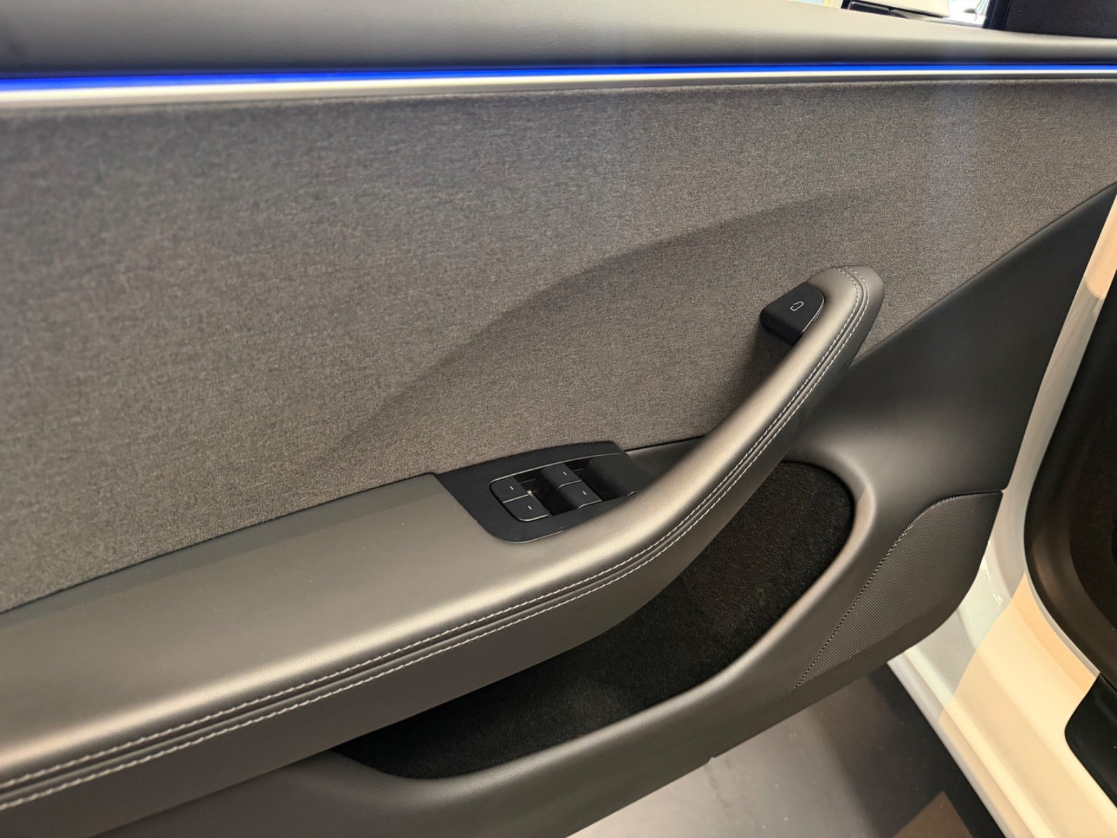 Hvid Tesla Model 3 fra 2024