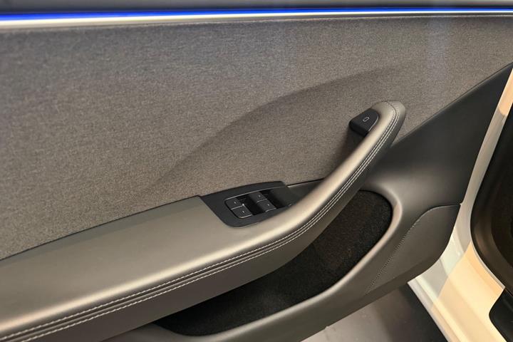 Hvid Tesla Model 3 fra 2024