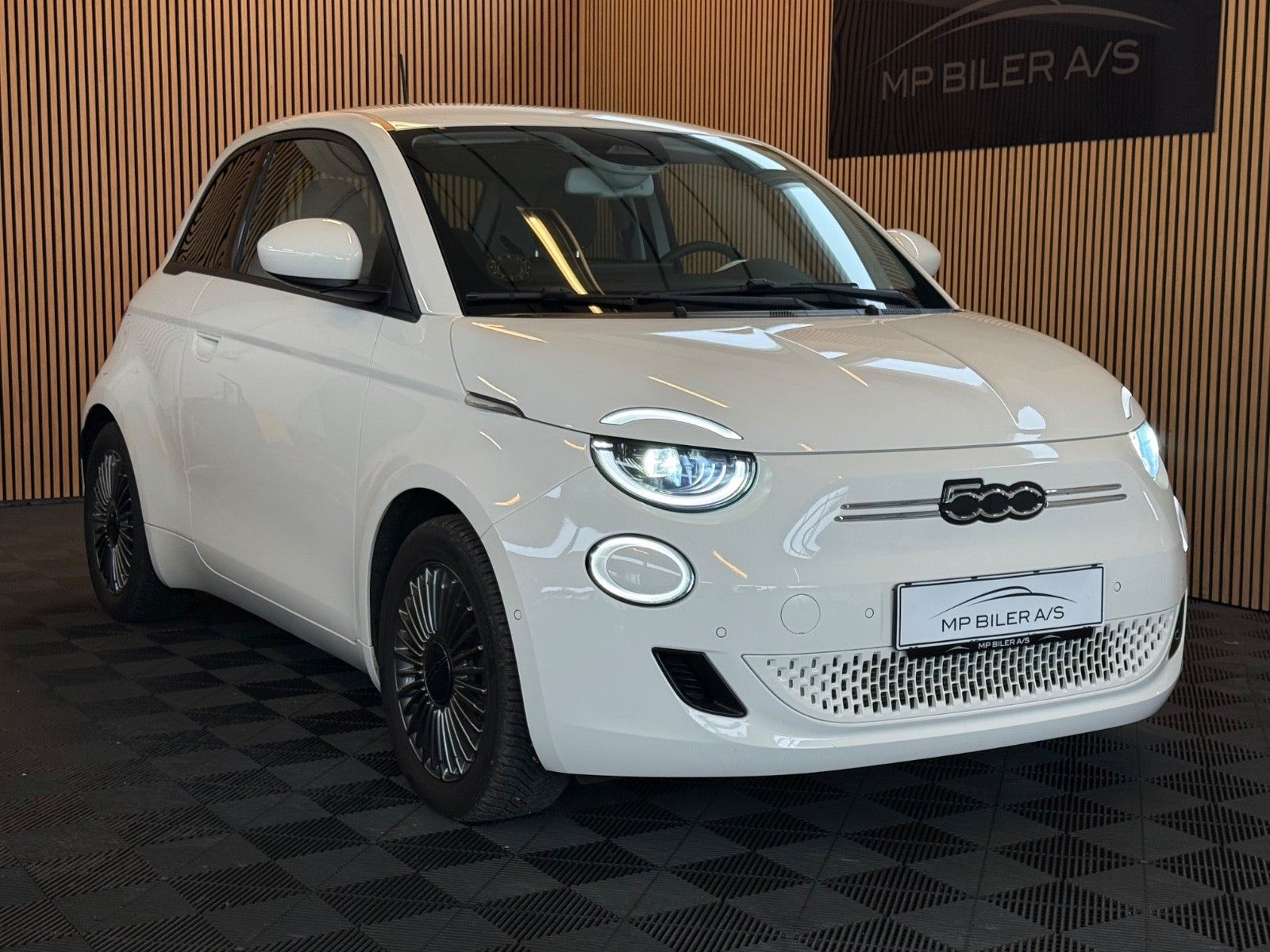 Hvid Fiat 500e fra 2021