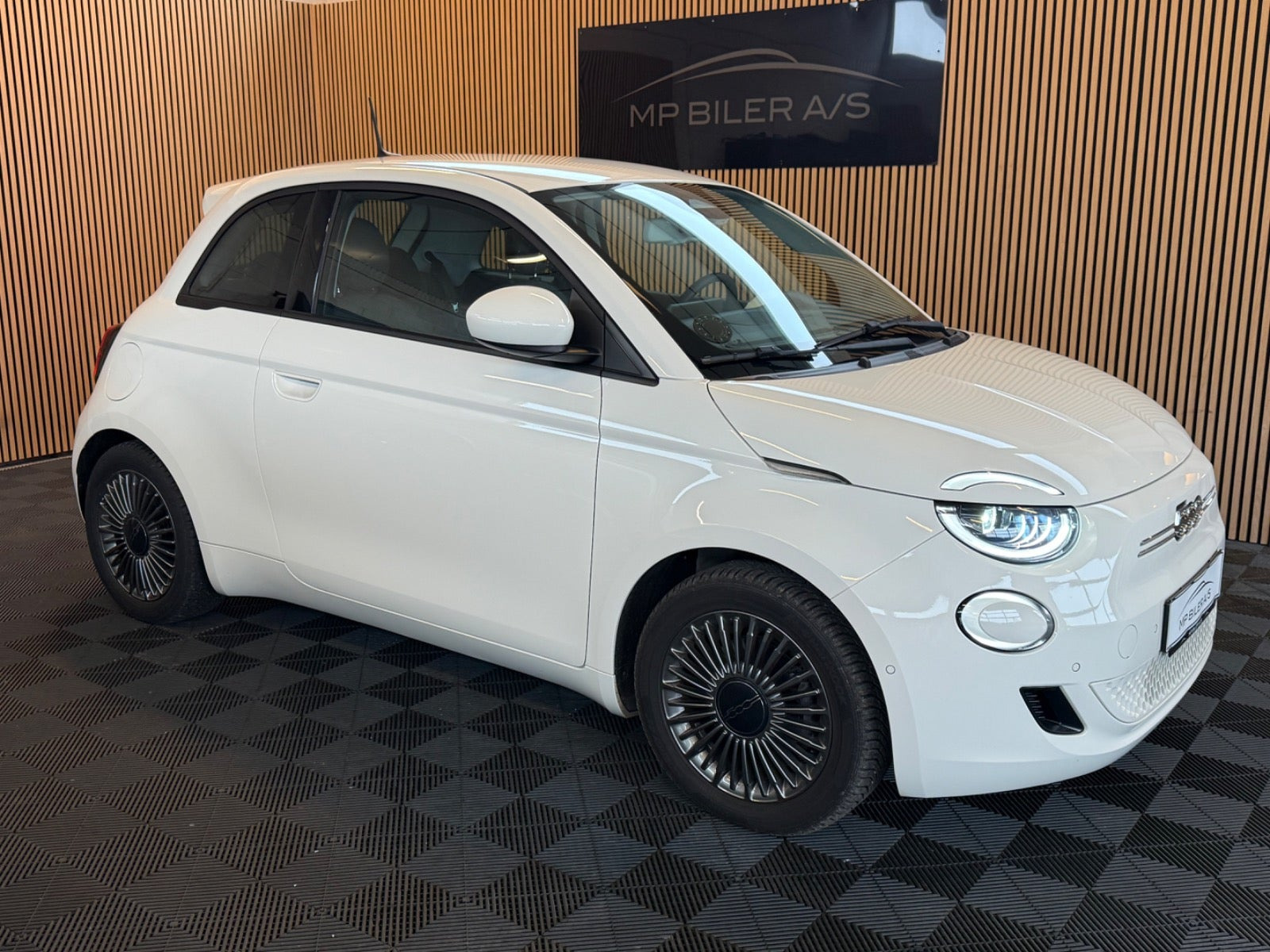 Hvid Fiat 500e fra 2021