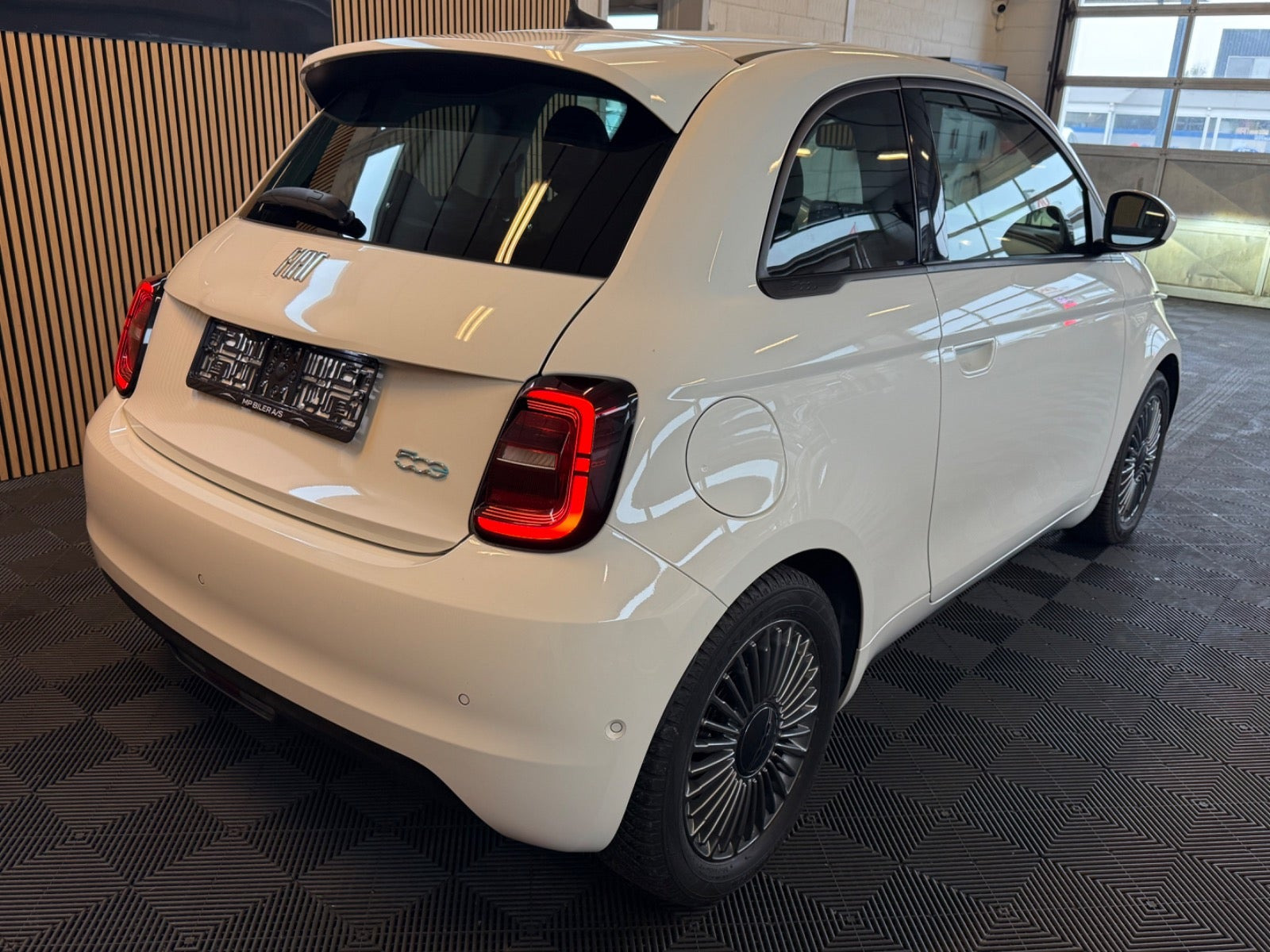 Hvid Fiat 500e fra 2021