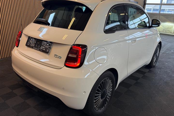 Hvid Fiat 500e fra 2021