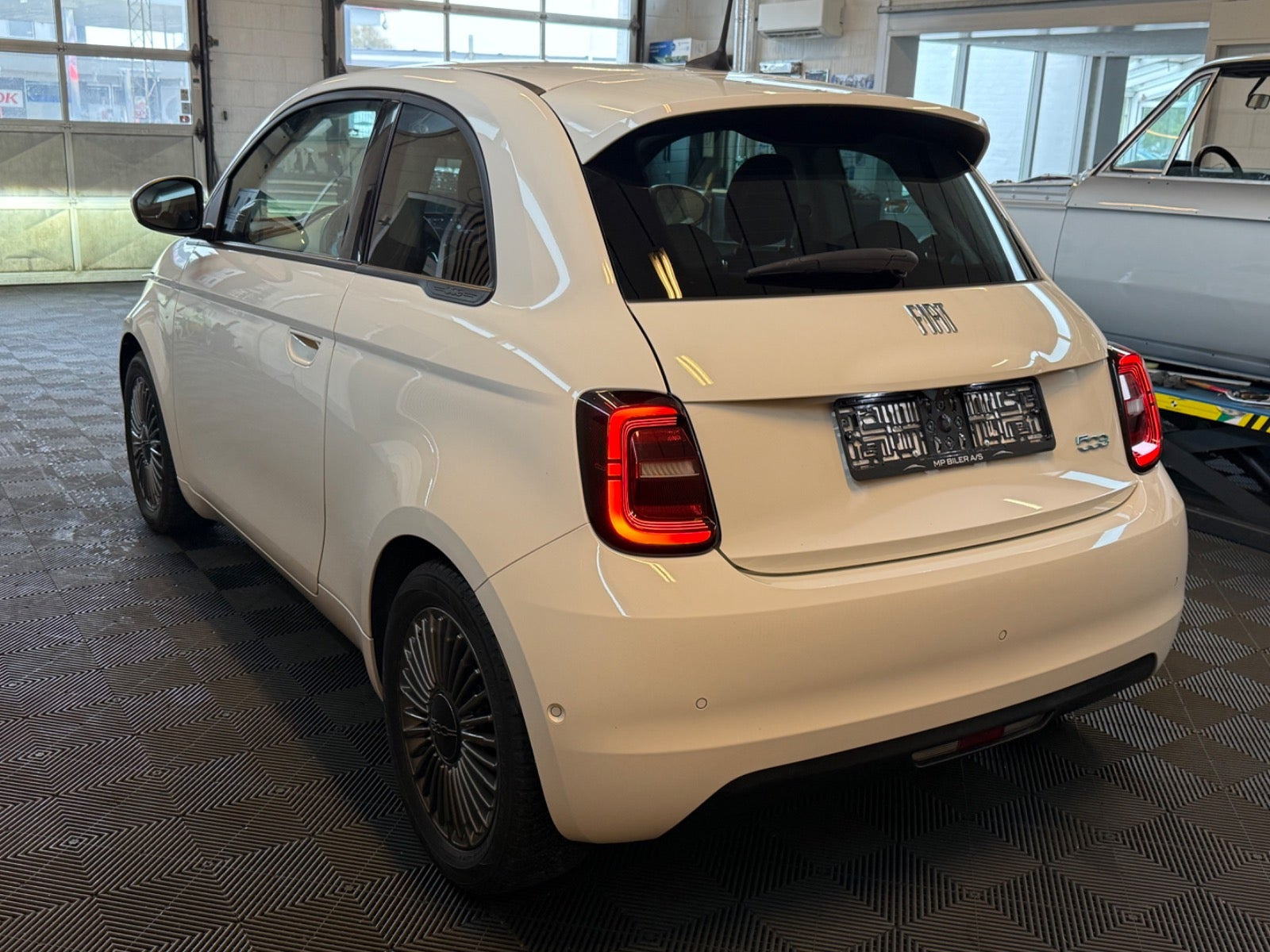 Hvid Fiat 500e fra 2021