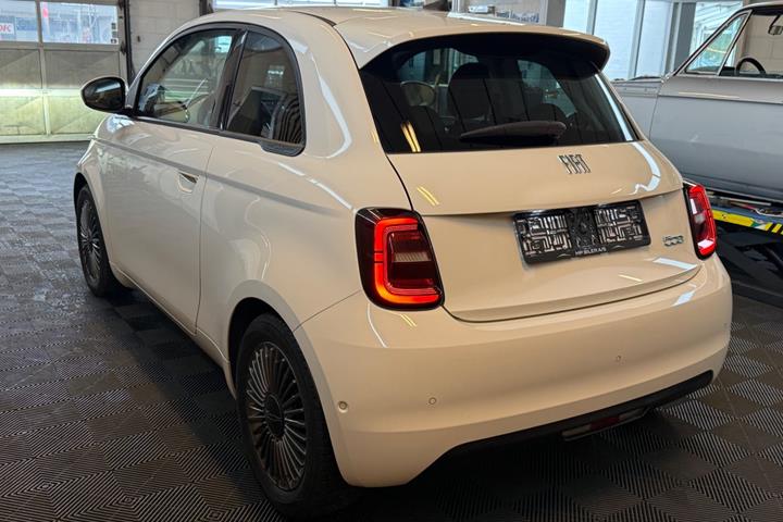 Hvid Fiat 500e fra 2021