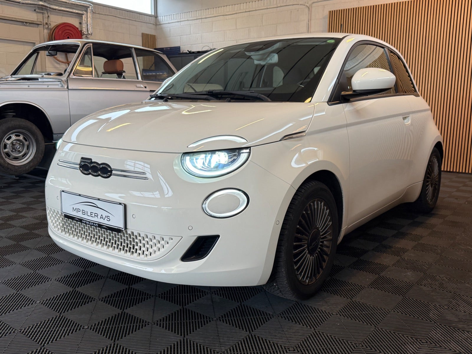 Hvid Fiat 500e fra 2021