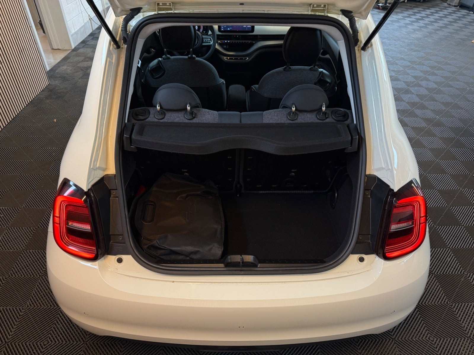 Hvid Fiat 500e fra 2021
