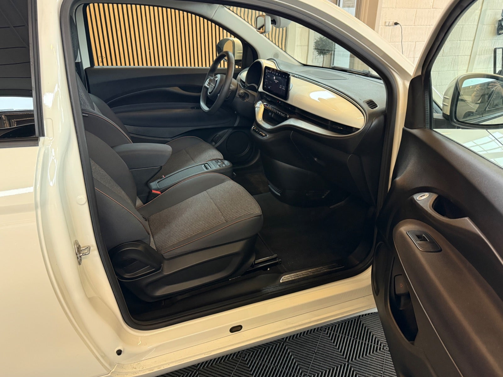 Hvid Fiat 500e fra 2021
