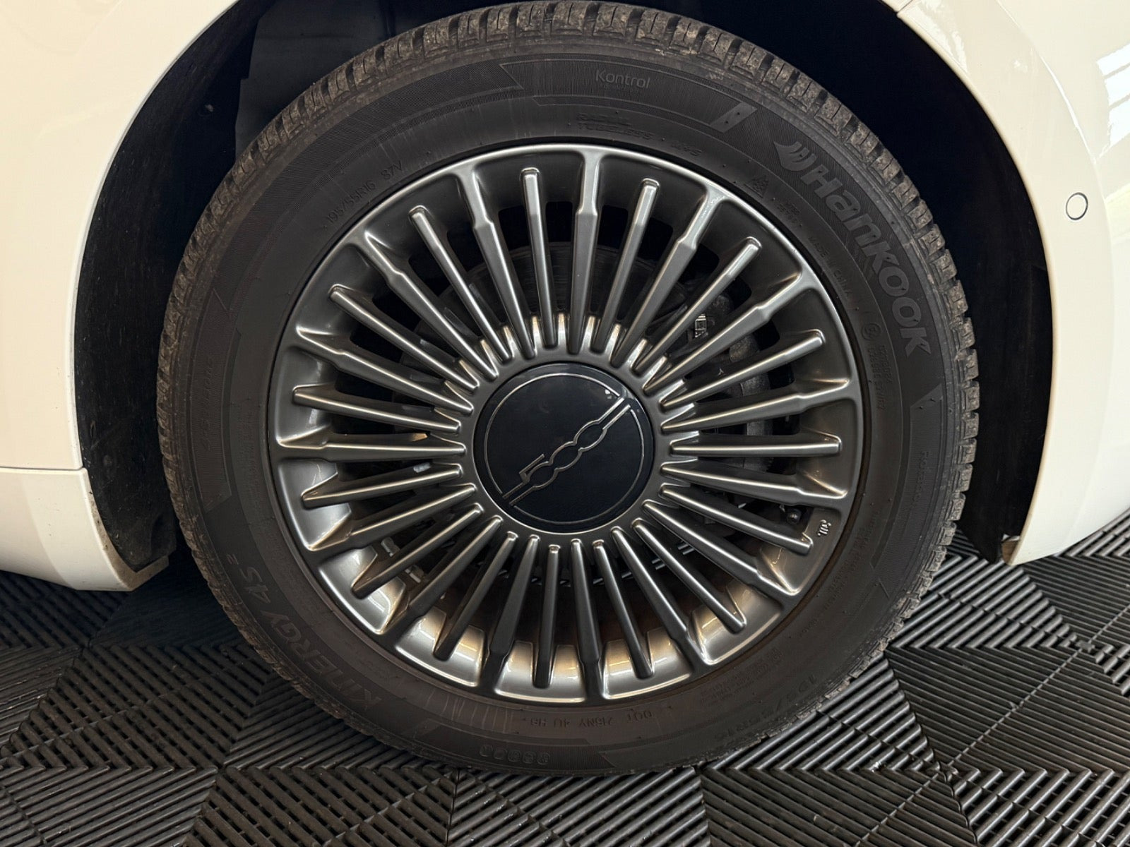 Hvid Fiat 500e fra 2021