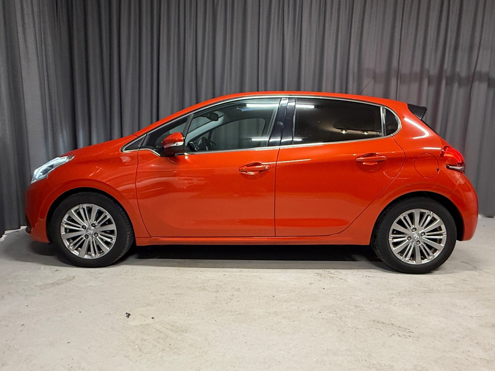 Orange Peugeot 208 fra 2019
