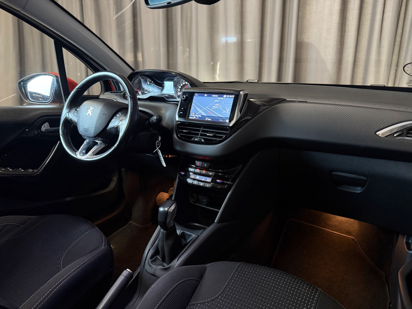 Orange Peugeot 208 fra 2019