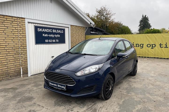 Blå Ford Fiesta fra 2014