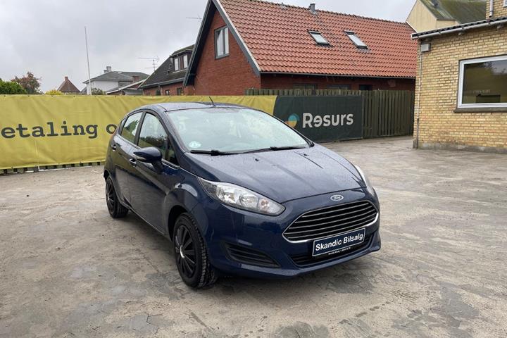 Blå Ford Fiesta fra 2014
