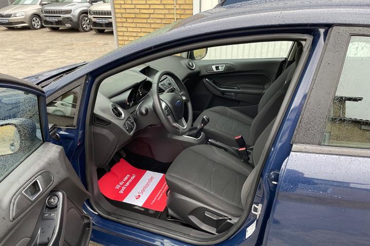 Blå Ford Fiesta fra 2014