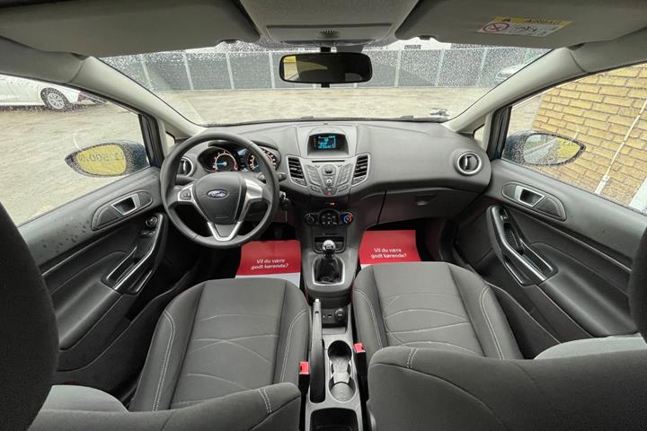 Blå Ford Fiesta fra 2014