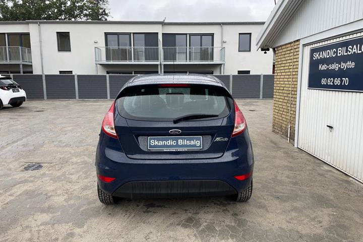 Blå Ford Fiesta fra 2014