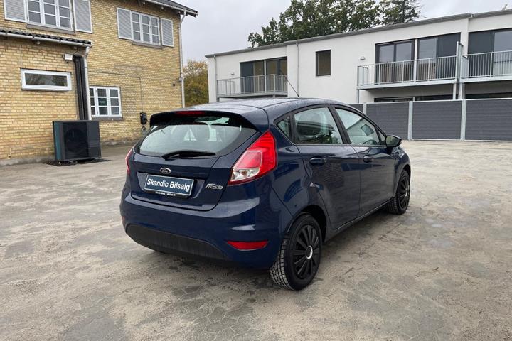 Blå Ford Fiesta fra 2014