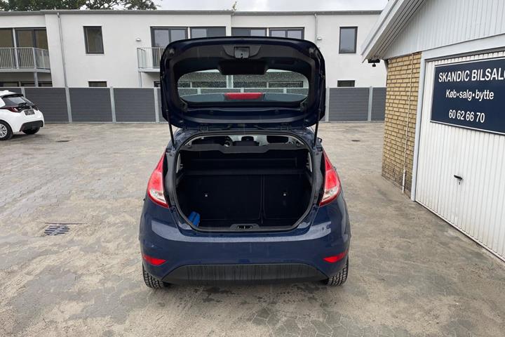 Blå Ford Fiesta fra 2014