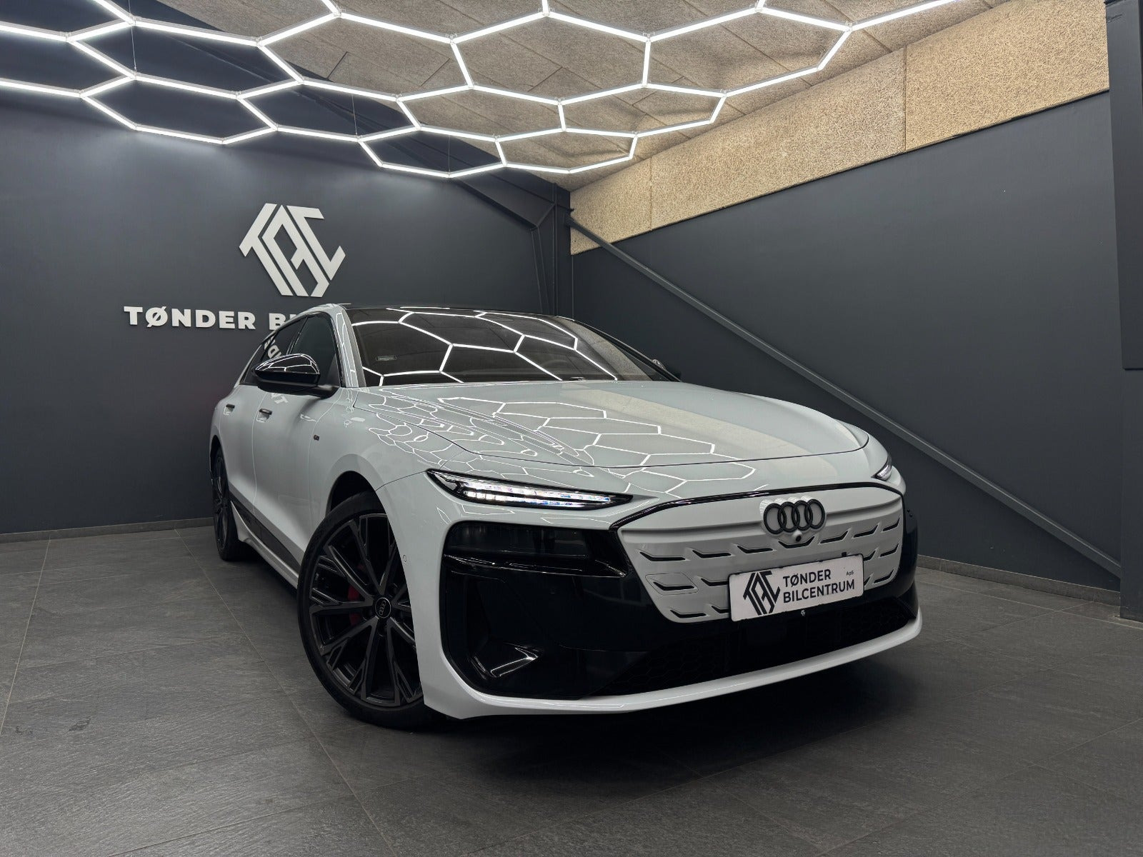 Hvid Audi A6 e-tron fra 2025