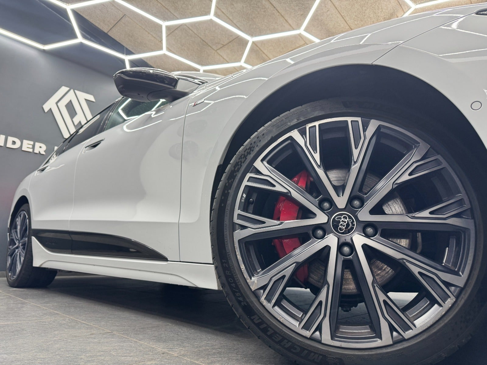 Hvid Audi A6 e-tron fra 2025