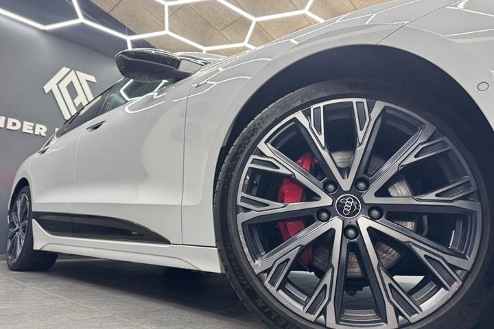 Hvid Audi A6 e-tron fra 2025