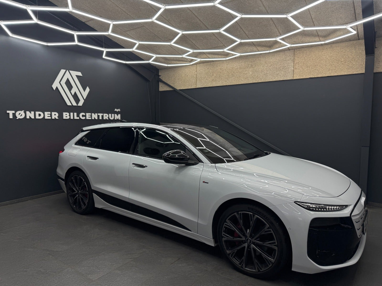 Hvid Audi A6 e-tron fra 2025