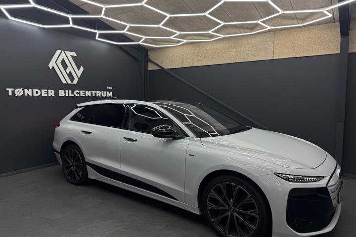Hvid Audi A6 e-tron fra 2025
