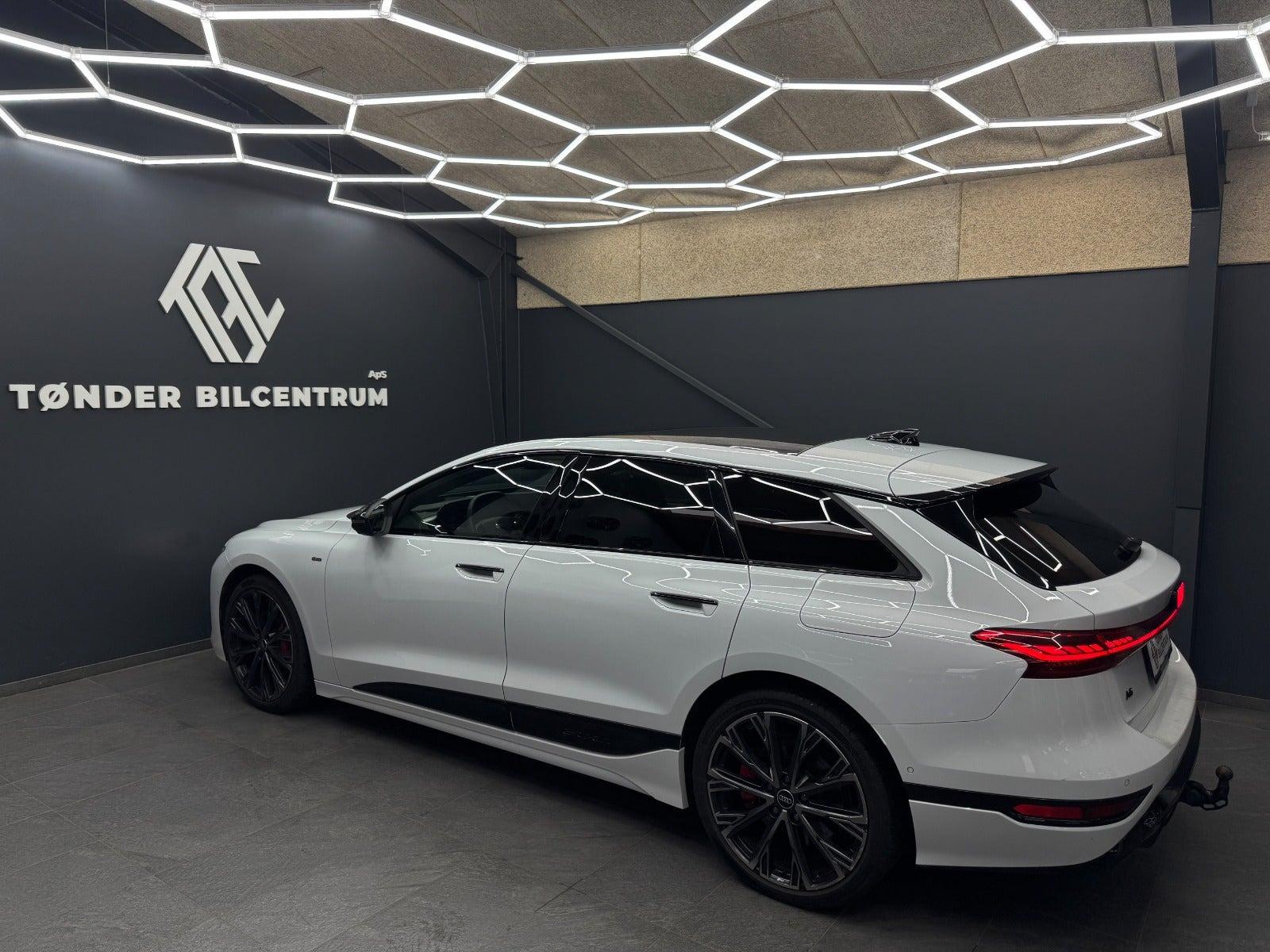 Hvid Audi A6 e-tron fra 2025