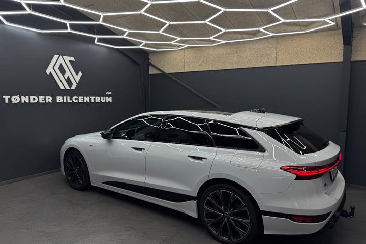 Hvid Audi A6 e-tron fra 2025