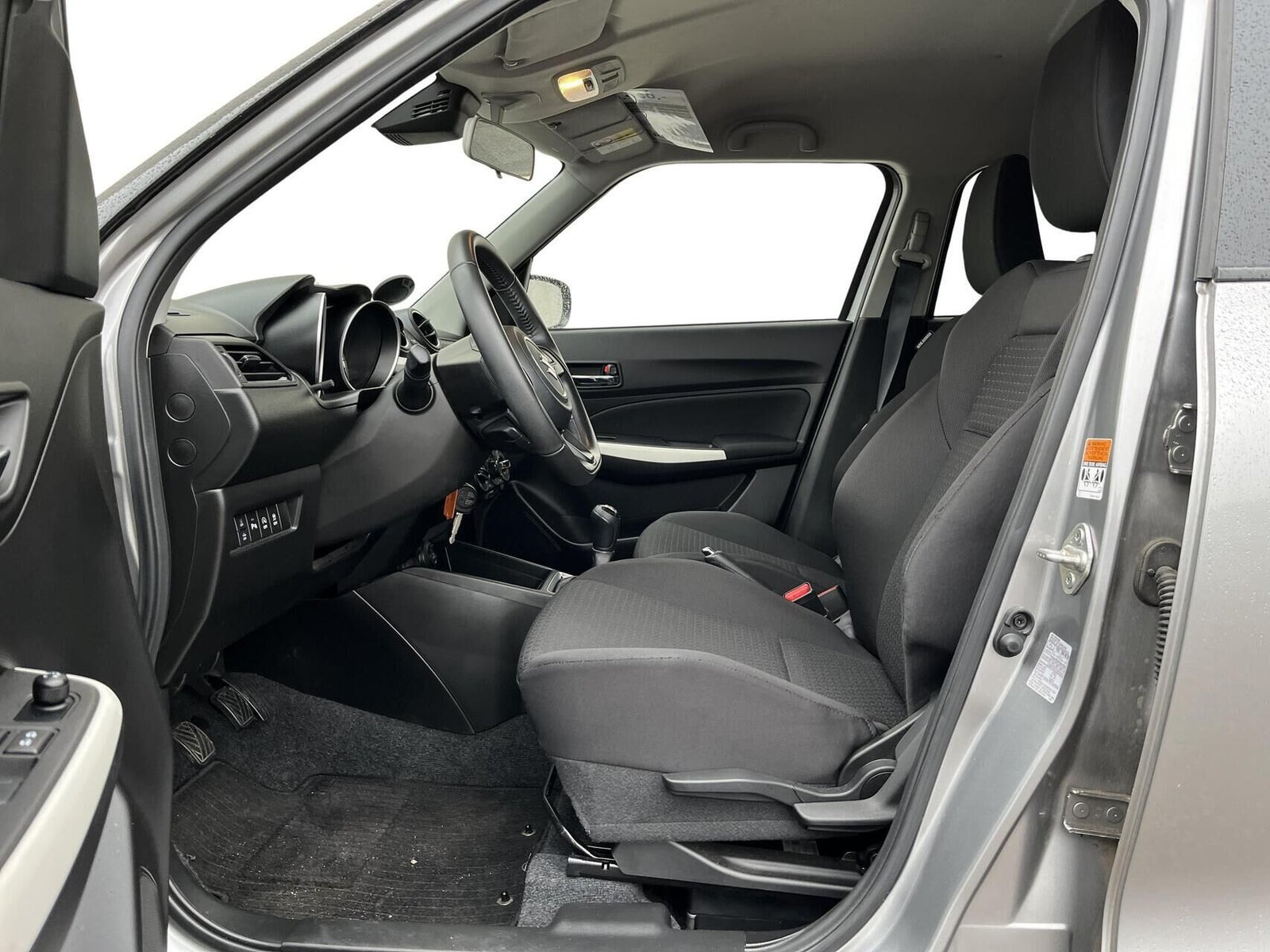 Grå Suzuki Swift fra 2023