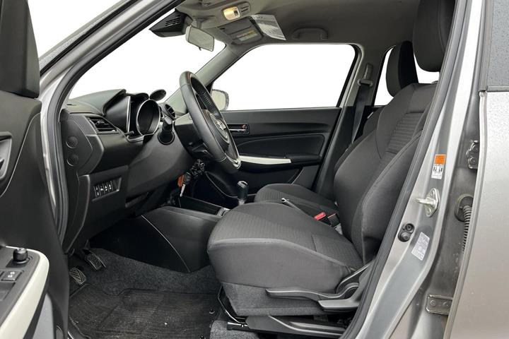 Grå Suzuki Swift fra 2023